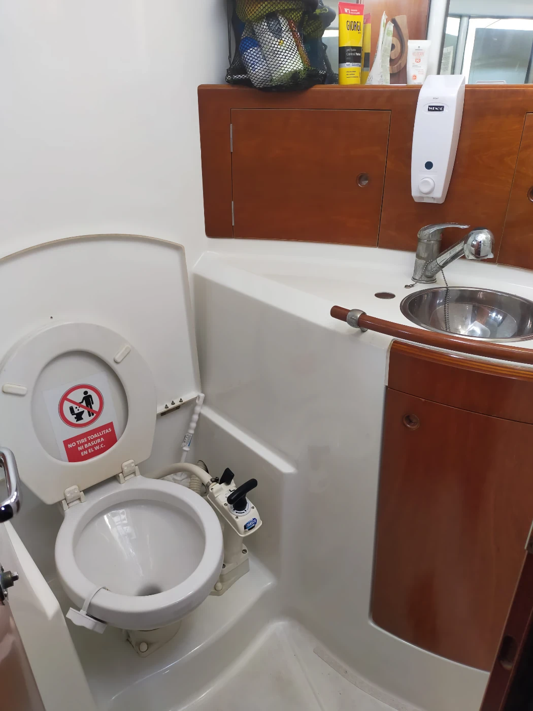 Beneteau First 47.7 (interior)