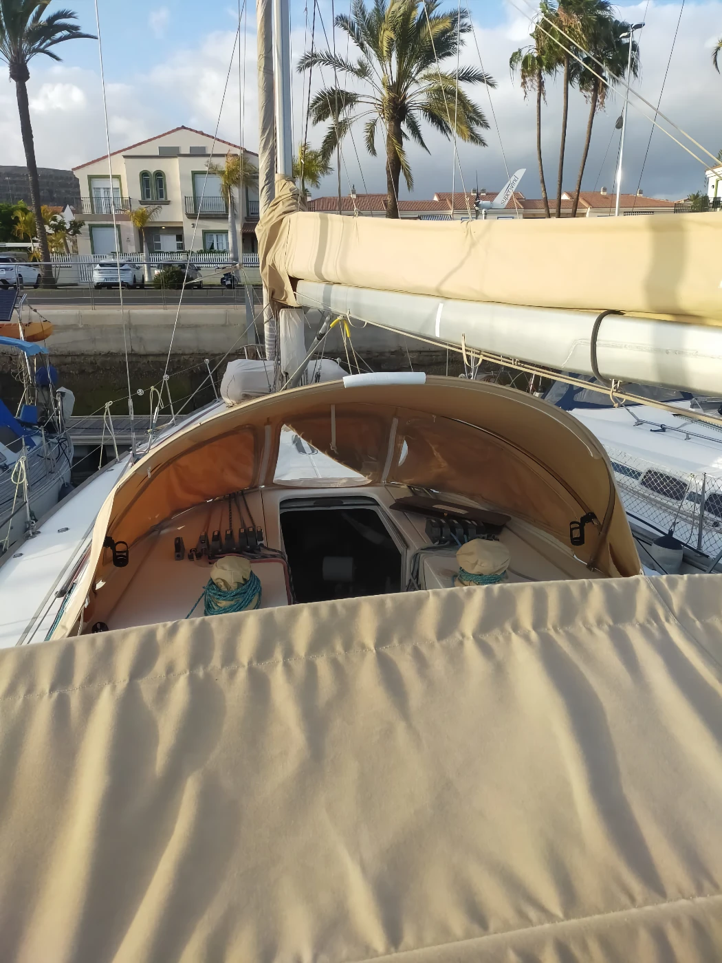 Beneteau First 47.7 (interior)